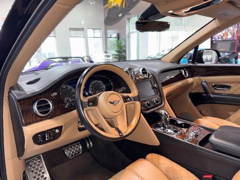 Used 2017 Bentley Bentayga image 6