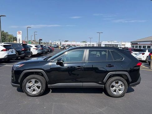 Used 2023 Toyota RAV4 LE AWD/4WD image 3