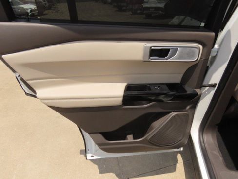 Used 2023 Ford Explorer Platinum w/ Technology Package AWD/4WD image 18