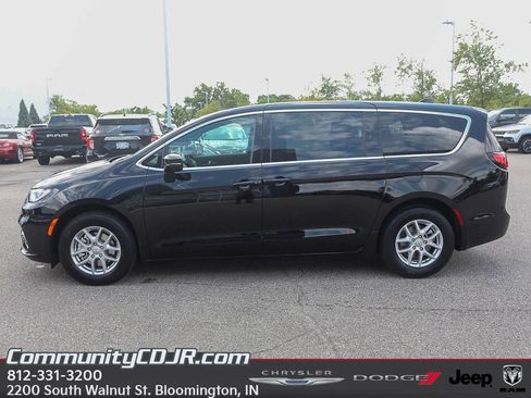 New 2025 Chrysler Pacifica Select image 3