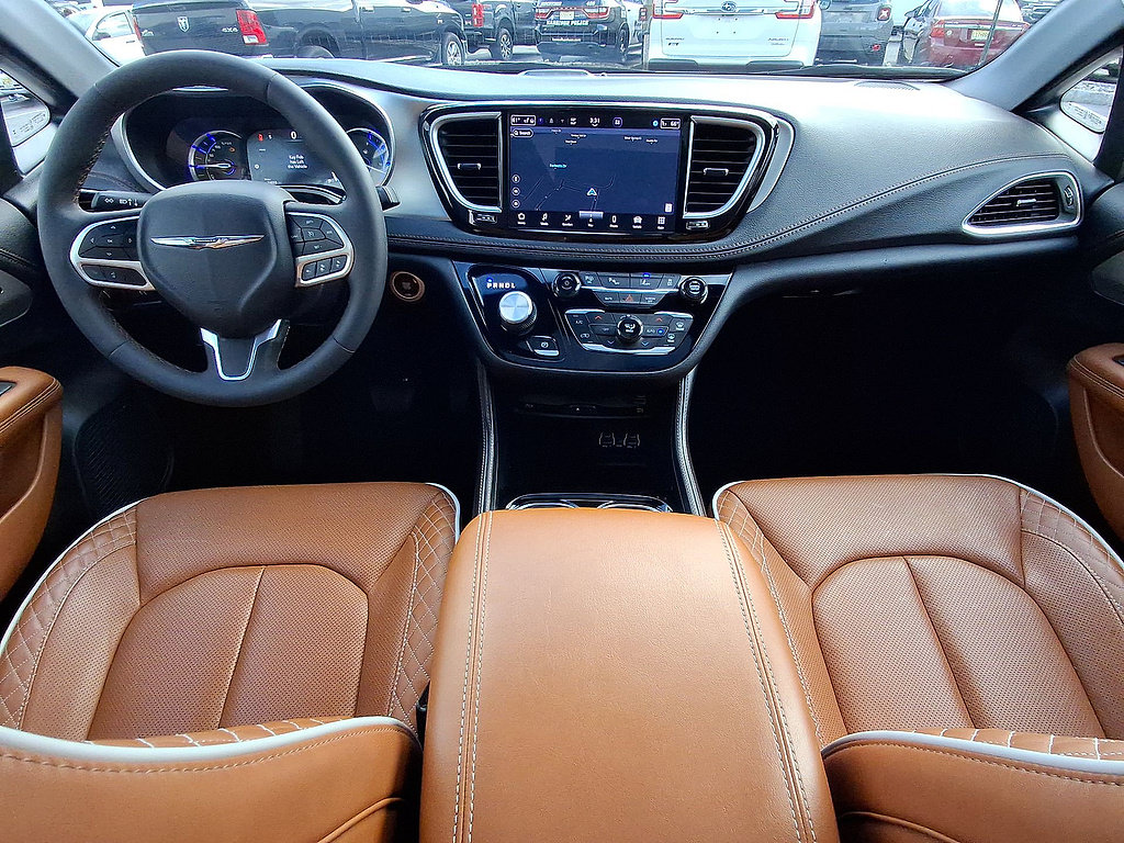 Used 2025 Chrysler Pacifica Pinnacle FWD image 10