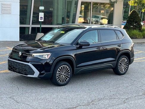 New 2025 Volkswagen Taos SE image 9