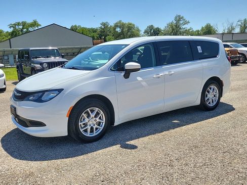 Used 2022 Chrysler Voyager LX FWD image 6
