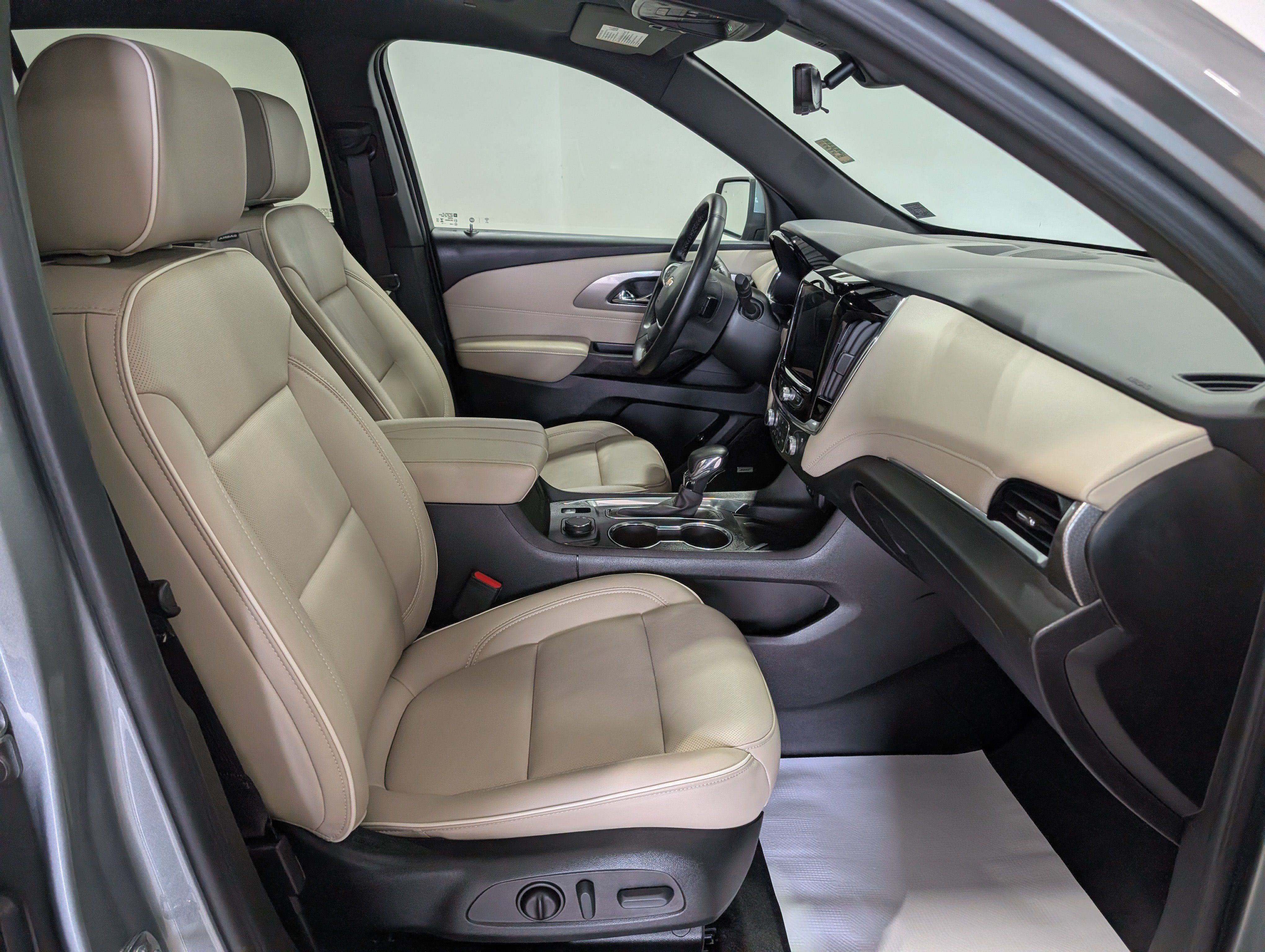 Used 2023 Chevrolet Traverse Premier FWD image 19
