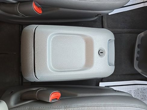 Used 2005 Dodge Grand Caravan SXT w/ Leather Interior Group image 37