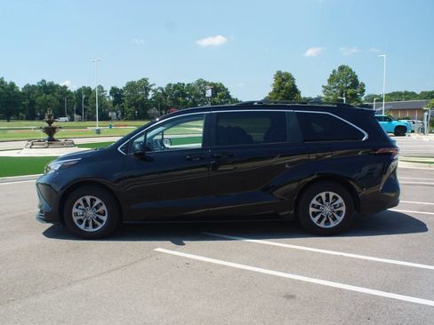 Used 2024 Toyota Sienna LE FWD image 12