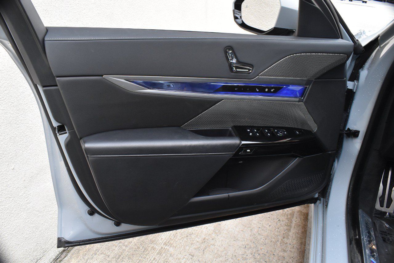 Used 2023 BMW i7 xDrive60 AWD/4WD image 16