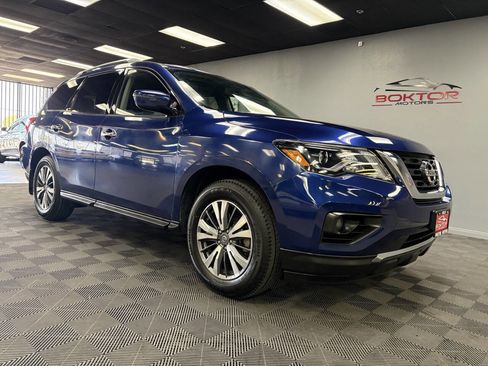 Used 2020 Nissan Pathfinder SV image 1