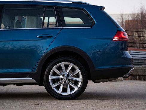 Used 2017 Volkswagen Golf Alltrack image 4