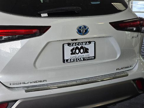 Used 2024 Toyota Highlander Platinum image 12