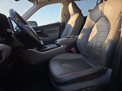 Used 2021 Toyota Highlander XLE image 9