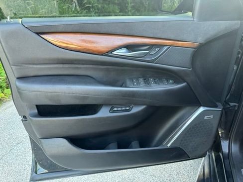 Used 2017 Cadillac Escalade Luxury AWD/4WD image 8