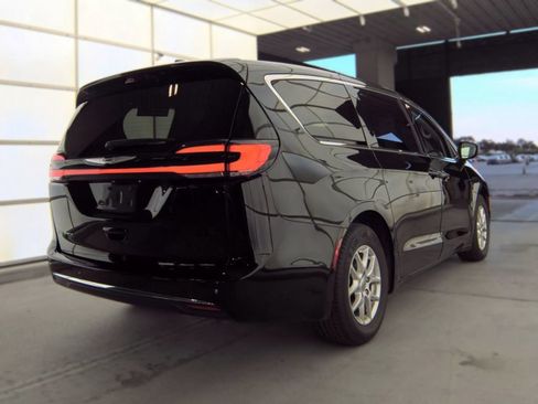 Used 2024 Chrysler Pacifica Touring-L FWD image 3