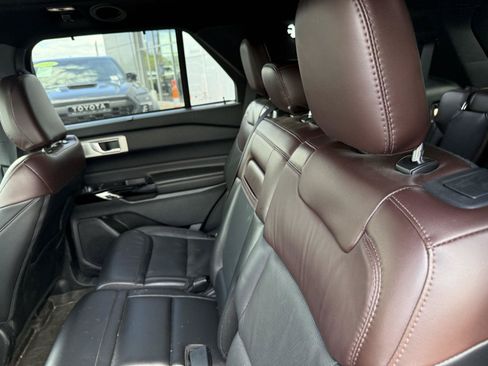 Used 2022 Ford Explorer Platinum w/ Equipment Group 601A AWD/4WD image 14