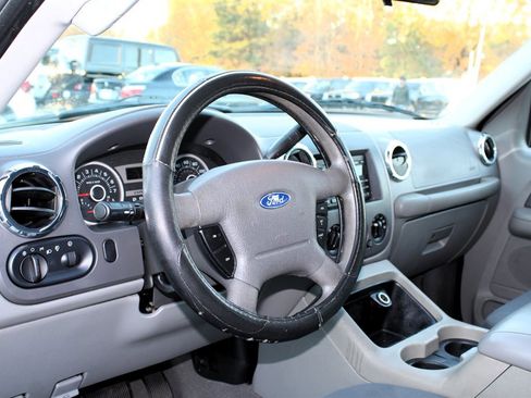 Used 2005 Ford Expedition XLT image 16