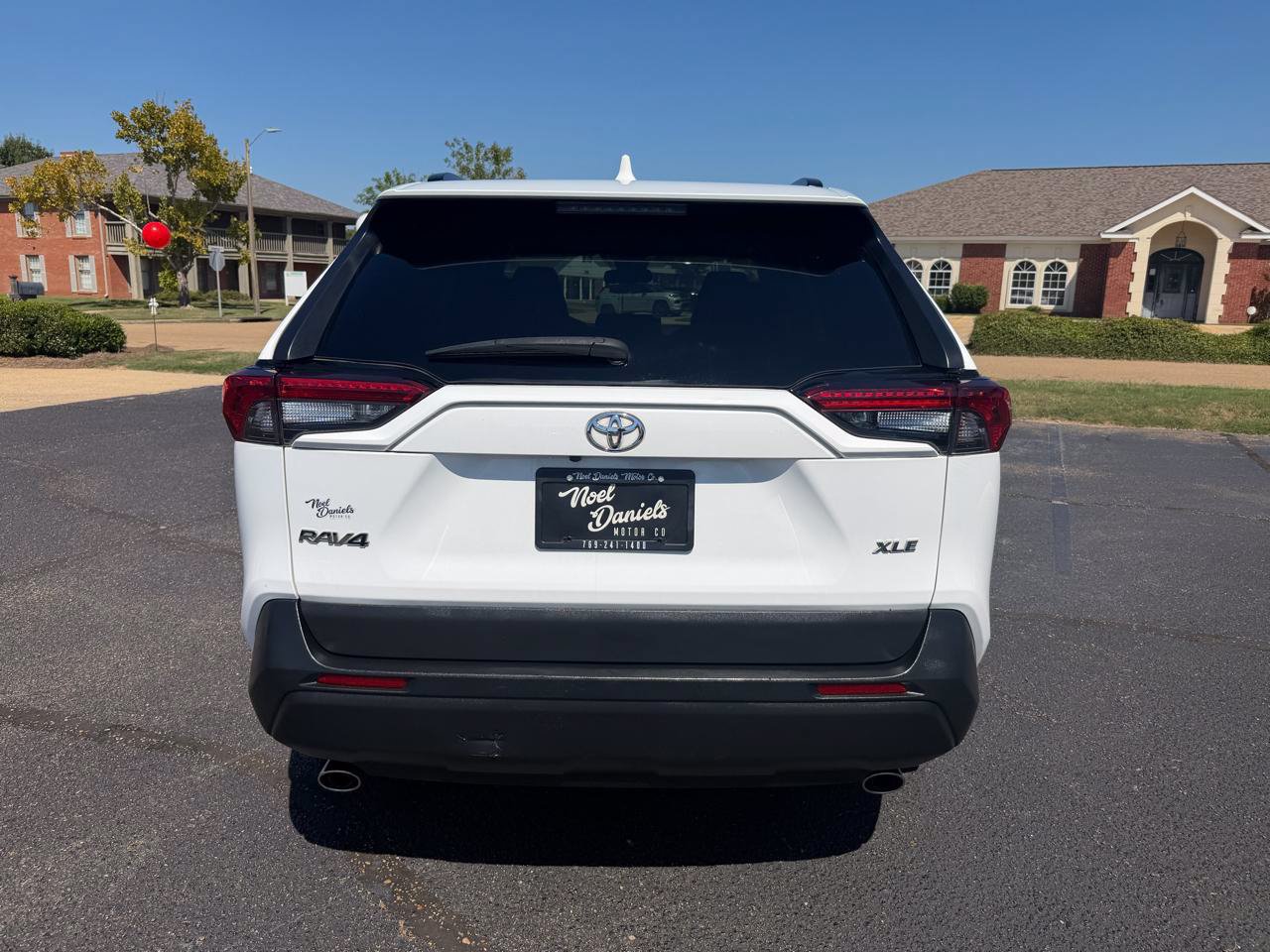 Used 2020 Toyota RAV4 XLE Premium FWD image 5