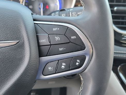 Used 2023 Chrysler Pacifica Limited FWD image 6