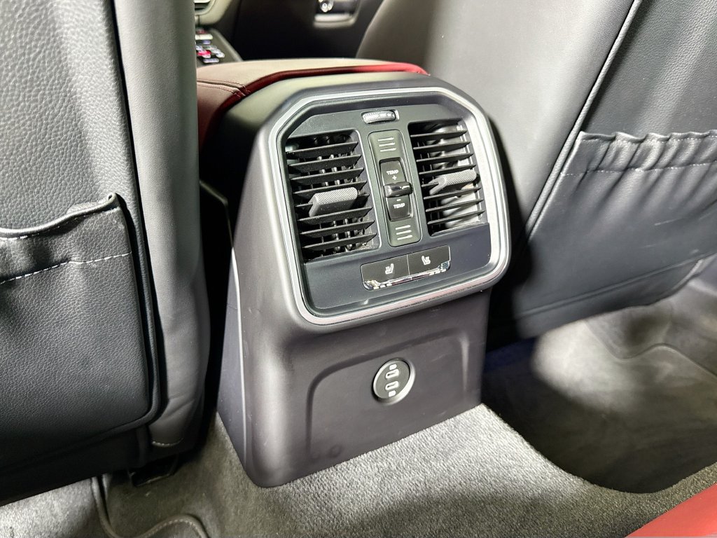 Certified 2023 Porsche Macan AWD/4WD image 20