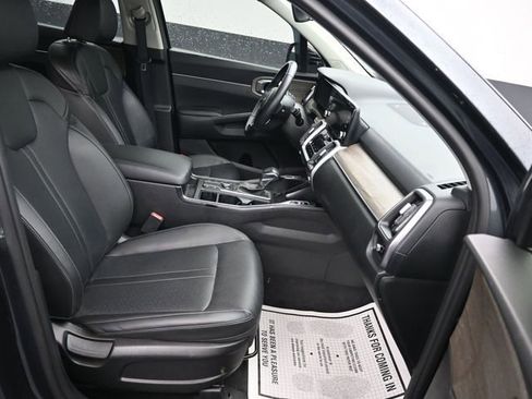 Used 2023 Kia Sorento S image 9