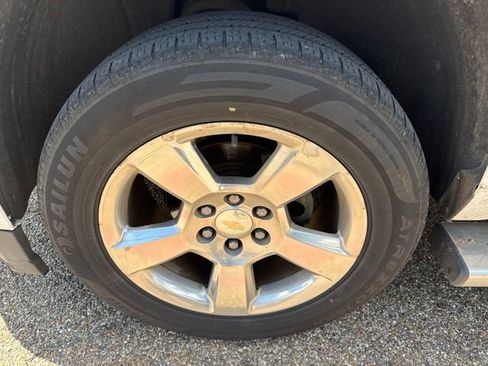 Used 2019 Chevrolet Suburban LT w/ LT Signature Package RWD image 7
