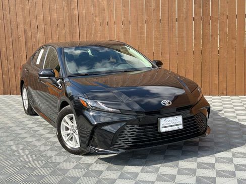 Used 2025 Toyota Camry LE w/ Convenience Package image 10