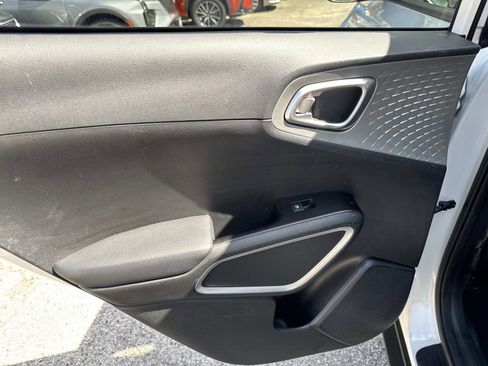 Used 2023 Kia Soul LX image 11