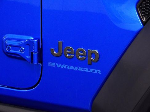 Used 2023 Jeep Wrangler Unlimited image 11