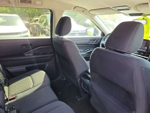 Used 2025 Nissan Pathfinder SV image 30