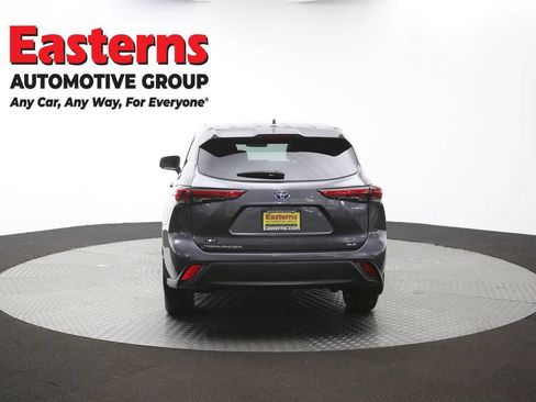 Used 2022 Toyota Highlander XLE AWD/4WD image 38