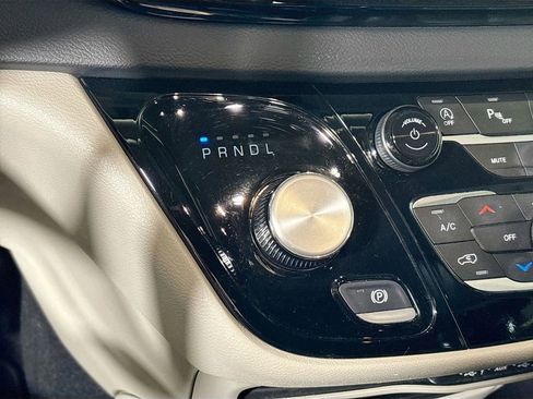 Used 2023 Chrysler Pacifica Touring-L image 17