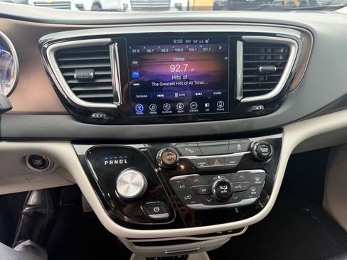 Used 2017 Chrysler Pacifica Touring-L image 17