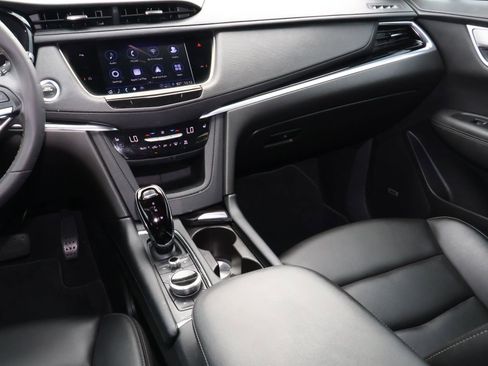 Certified 2024 Cadillac XT6 Luxury FWD image 17