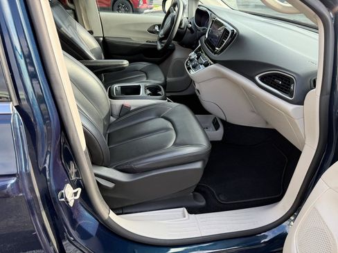 Used 2023 Chrysler Pacifica Touring-L FWD image 19