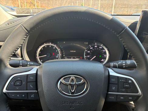 Used 2025 Toyota Highlander LE FWD image 30