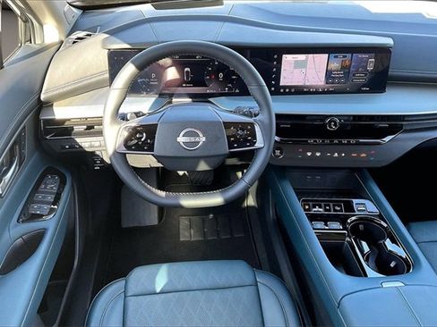 Certified 2025 Nissan Murano Platinum w/ Cargo Package image 5