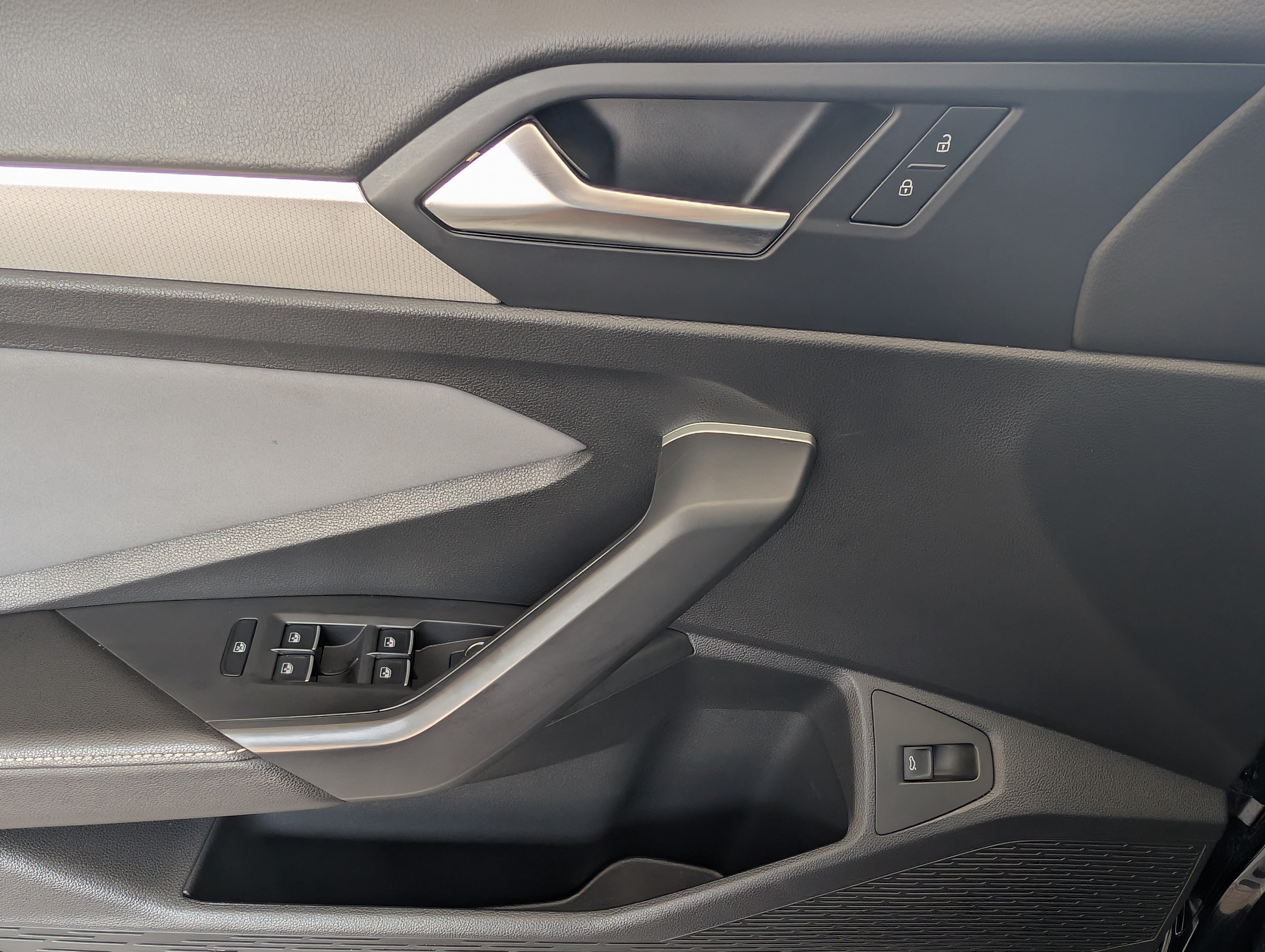 Used 2025 Volkswagen Jetta SE w/ Sunroof Package FWD image 16