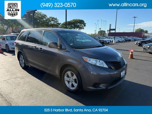 Used 2012 Toyota Sienna w/ Towing Pkg FWD image 3