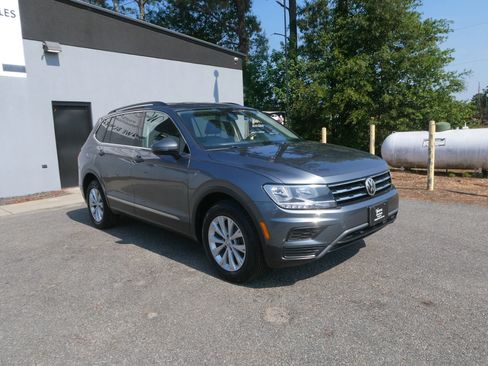 Used 2018 Volkswagen Tiguan SE AWD/4WD image 3