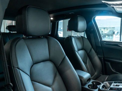 Certified 2026 Porsche Macan AWD/4WD image 30