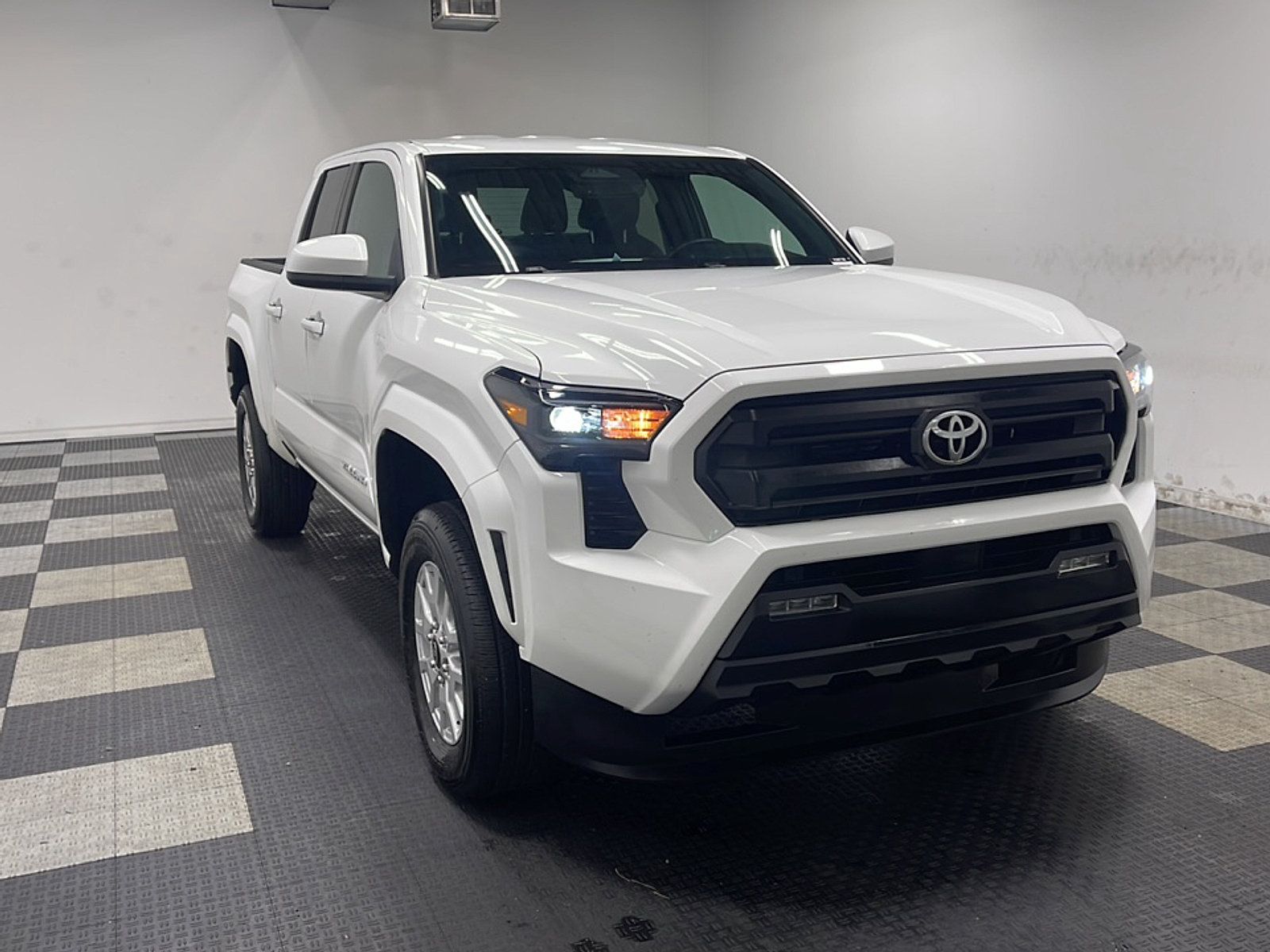 Used 2025 Toyota Tacoma SR5 AWD/4WD image 23
