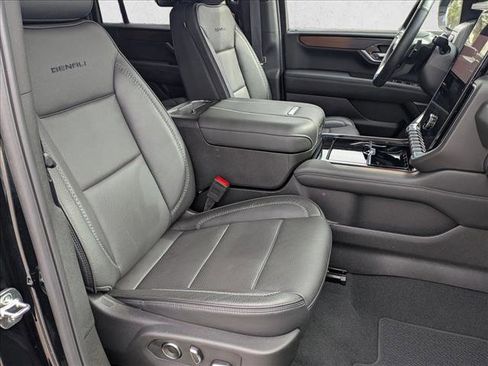 Used 2025 GMC Yukon XL Denali w/ Denali Reserve Package image 25