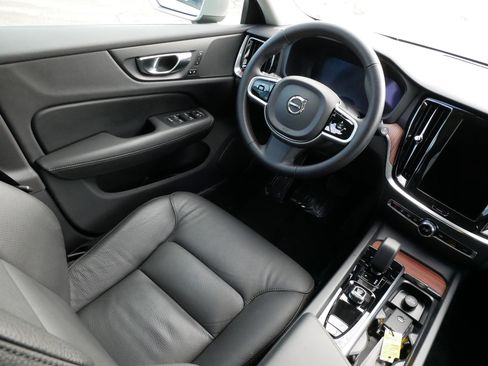 Used 2025 Volvo V60 B5 Cross Country Plus image 9