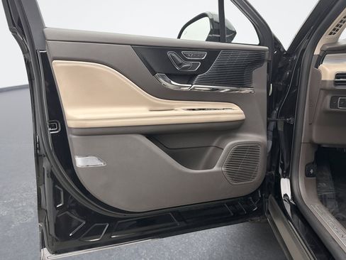Used 2022 Lincoln Corsair AWD w/ Premium Package image 9