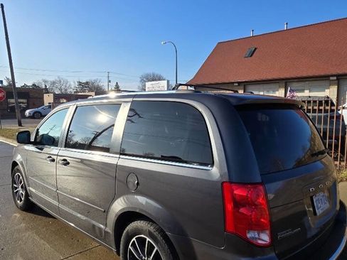 Used 2016 Dodge Grand Caravan SXT image 7