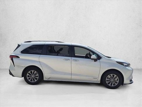 Used 2021 Toyota Sienna XLE FWD image 4