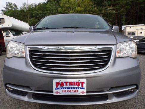 Used 2014 Chrysler Town & Country Touring FWD image 2