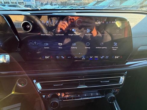 Used 2025 Chevrolet Traverse RS image 26