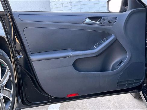 Used 2011 Volkswagen Jetta SE image 21