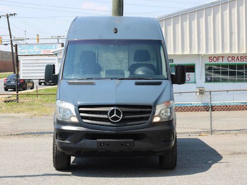 Used 2018 Mercedes-Benz Sprinter 2500 image 2