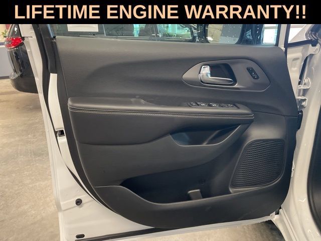 New 2026 Chrysler Pacifica Select w/ S Appearance Package AWD/4WD image 12